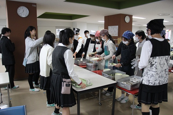 061113 高1交流給食 (10).JPG